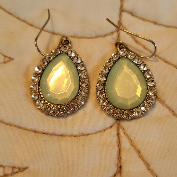 Pale green teardrop earrings - Picture 4 of 4